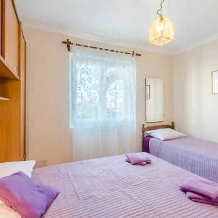 Apartman Fidelis - One Bedroom With Terrace And Garden View 2
