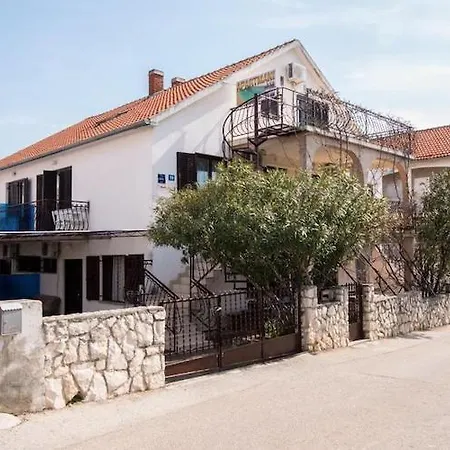 Fidelis - One Bedroom With Terrace And Garden View 2 Apartman Trogir