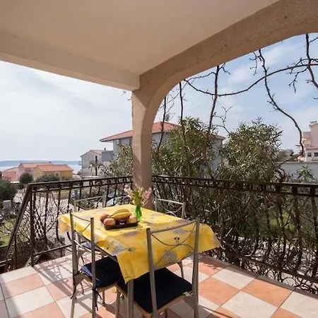 Apartman Fidelis - One Bedroom With Terrace And Garden View 2