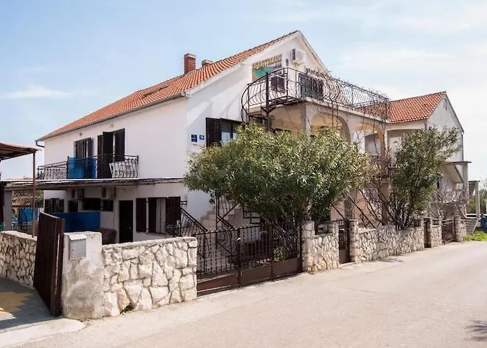 Fidelis - One Bedroom With Terrace And Garden View 2 Apartman Trogir