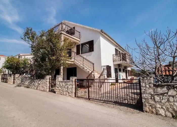 Fidelis - One Bedroom With Terrace And Garden View 2 Apartman Trogir