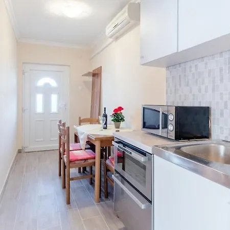 Fidelis - One Bedroom With Terrace And Garden View 2 Daire